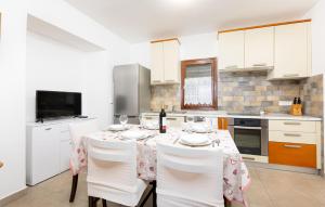 3 Bedroom Lovely Apartment In Malinska 