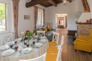 LA COLLINA DEGLI ULIVI 8&2, Emma Villas