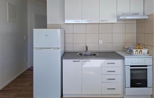 1 Bedroom Amazing Apartment In Rtina 