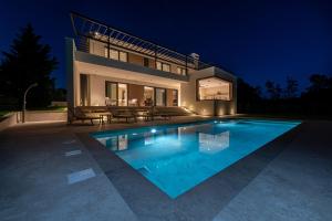 Villa Castanea s bazenom, jacuzzijem, saunom