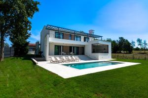 Villa Castanea s bazenom, jacuzzijem, saunom