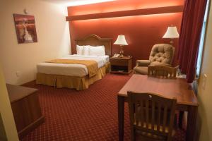 Deluxe Queen Room room in Shepherd Mountain Inn & Suites