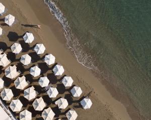 Sandy Shore Villa, Next to Beach, Dining & Shops, By ThinkVilla