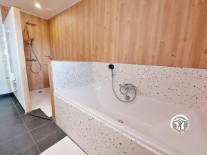 Maisons de vacances Un instant a Saulges, jusqu-a 12 personnes : photos des chambres