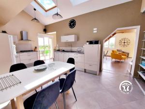 Maisons de vacances Un instant a Saulges, jusqu-a 12 personnes : photos des chambres