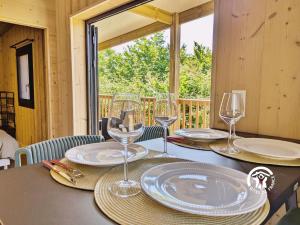 Maisons de vacances Chalet 23 Le Moulin, Camping de Coupeau, 4 personnes : photos des chambres