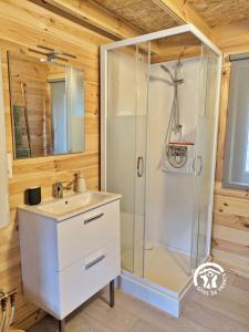 Maisons de vacances Chalet 25 Le Vicoin, Camping de Coupeau, 4 personnes : photos des chambres