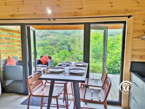 Maisons de vacances Chalet 25 Le Vicoin, Camping de Coupeau, 4 personnes : photos des chambres