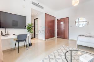 Studio Steps from JBR Beach and Marina Walk, Conveniently located near Ain Dubai, Dec Towers T2, Dubai Marina by Deluxe Holiday Homes