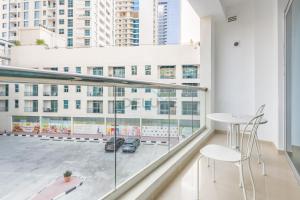 Studio Steps from JBR Beach and Marina Walk, Conveniently located near Ain Dubai, Dec Towers T2, Dubai Marina by Deluxe Holiday Homes
