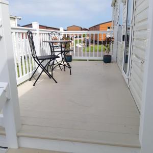 Lodge - Sleeps 6 - Parking - Dogs Welcome