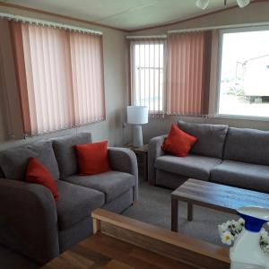 Lodge - Sleeps 6 - Parking - Dogs Welcome