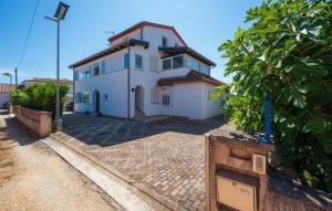 1 Bedroom Nice Apartment In Fazana