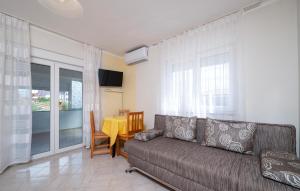 1 Bedroom Nice Apartment In Fazana 