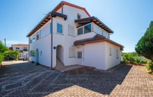 1 Bedroom Stunning Apartment In Fazana 