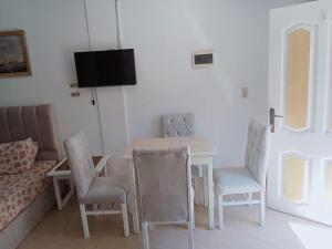 3B basement Chalet 4beds 2 bed rooms with pool view114 green beach