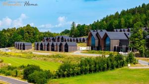 Wonder Hill - bajkowy widok na góry i zalew