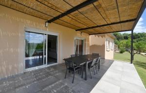 Maisons de vacances Awesome Home In Saint-Michel-D-euzet : photos des chambres