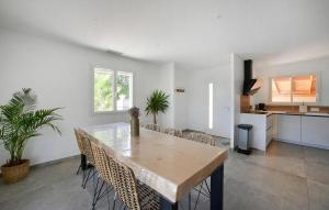 Maisons de vacances Awesome Home In Saint-Michel-D-euzet : photos des chambres