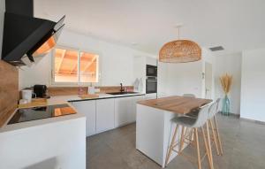 Maisons de vacances Awesome Home In Saint-Michel-D-euzet : photos des chambres