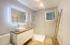 Maisons de vacances Awesome Home In Saint-Michel-D-euzet : photos des chambres