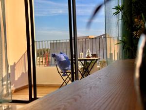 Sunny Kenitra apartment - balcony and workspace