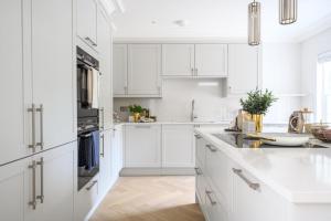 Luxury 3 Bed Penthouse with Large Terrace and Private Parking