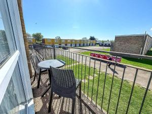 5 Berth Chalet To Hire In Hemsby Near Hemsby Beach Ref 18117B