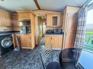 Great 4 Berth Caravan For Hire In Suffolk At North Denes, Ref 40149Nd