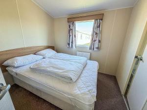 Superb 8 Berth Caravan At California Cliffs, Near Scratby Beach Ref 50006G