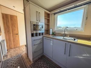 Modern 6 Berth Caravan With Front Decking At Manor Park, Hunstanton Ref 23015T