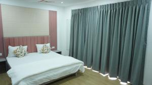 Taj Royal Villa With Private Turf and Heated Pool