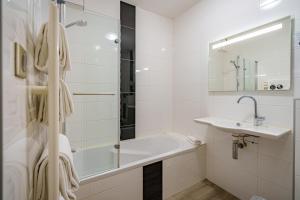 Hotels The Originals City, Hotel La Saulaie, Saumur Ouest : Chambre Familiale