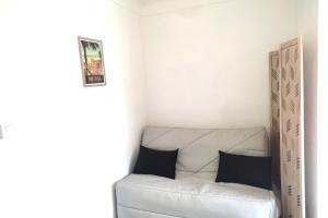 Bright studio 8 minutes walk from the beach