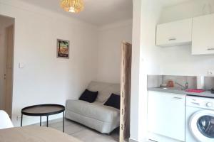 Bright studio 8 minutes walk from the beach