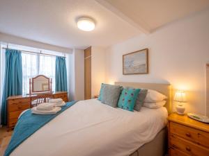 Apartment With River Views & Parking Permit