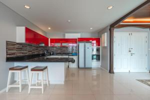 C205 4BR Pool, Mountain Views & Prime Location