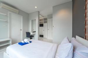 C205 4BR Pool, Mountain Views & Prime Location