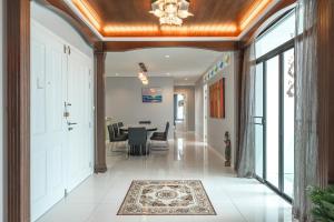 C205 4BR Pool, Mountain Views & Prime Location