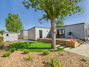 Chalets Chalet avec piscine pour 4 adultes-2 enfants : Chalet