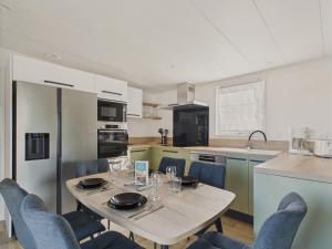 Chalets Chalet avec piscine pour 4 adultes-2 enfants : photos des chambres