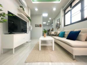 วิลล่าใหม่ ใกล้สนามบิน & ห้วยวังนอง, พัก8ท่าน สบายๆ, Pet Friendly, Baan Hug Ubon