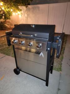 Private and large 2 bedroom house with Pool table, backyard and office near attractions