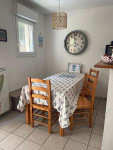 Rêves dOcéan villa familiale calme au Domaine des Sables piscine et pataugeoires partagées 10 min à pied de la plage surf skate park