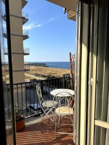 Black Ocean Holiday Home