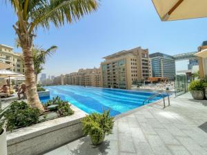 Steps from Nakheel Mall and Monorail Station, Near Beach Clubs ,15 Mins to Downtown and Marina, The Palm Tower, Palm Jumeirah by Deluxe Holiday Homes