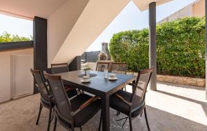 2 Bedroom Beautiful Home In Posedarje 
