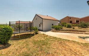 2 Bedroom Beautiful Home In Posedarje