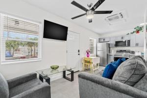 Remodeled Condo, 1 Block to Beach Access, Walkable to Restaurants! Fall Promo for Mondays & Thursdays!