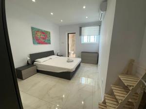 Central Bedroom en-suite, Sliema